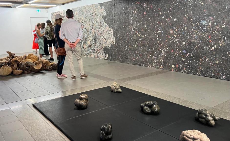 Bilde fra åpningen av utstillingen til Matt Bryans i september 2023.