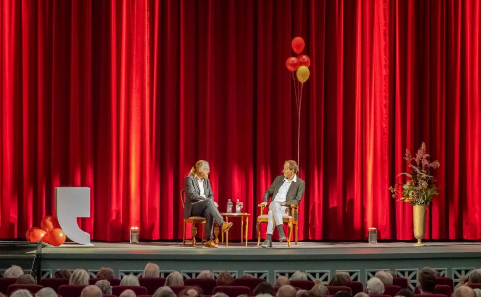Publikum i kinosal 1 på Sølvberget med Aslak Sira Myhre og Kjartan Fløgstad