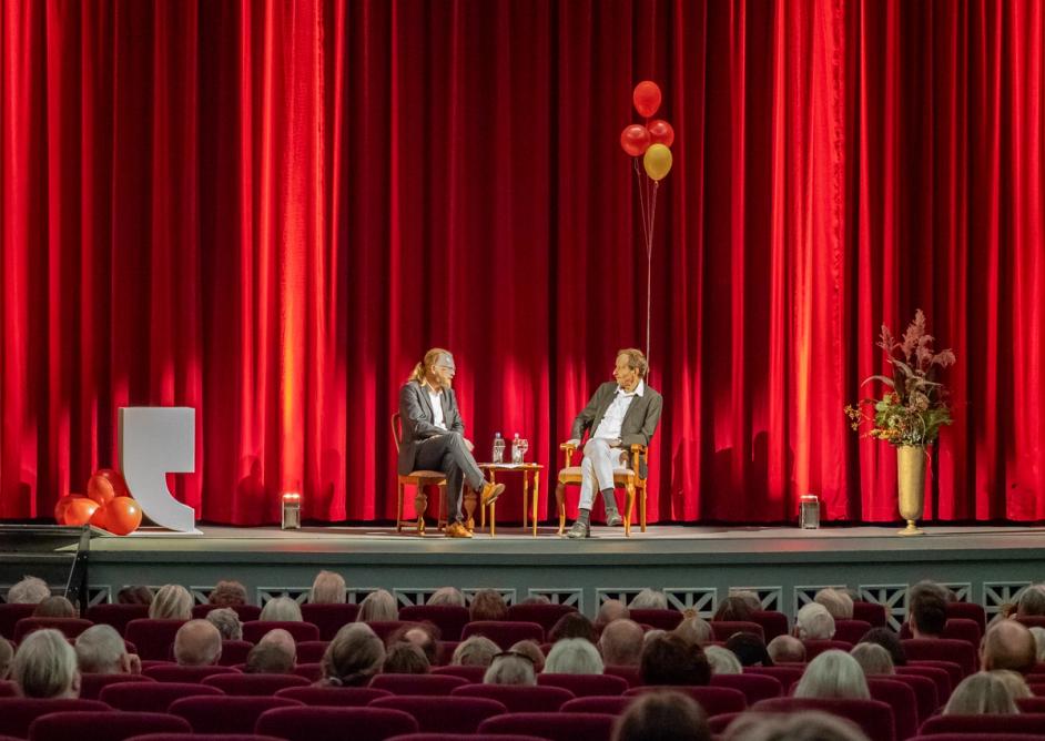Publikum i kinosal 1 på Sølvberget med Aslak Sira Myhre og Kjartan Fløgstad