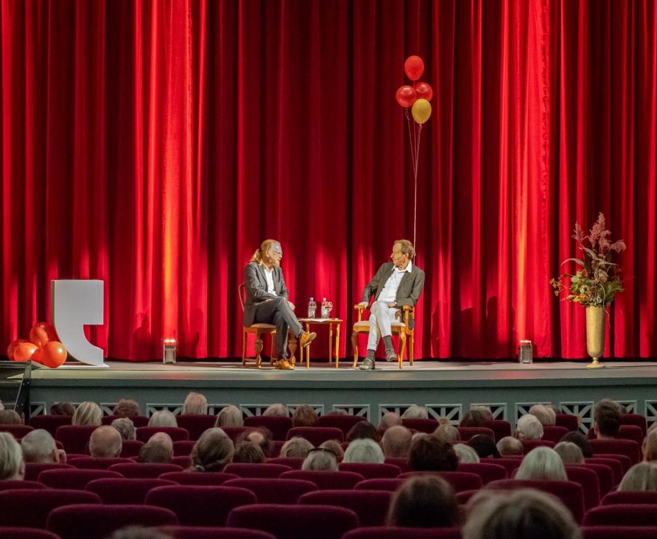 Publikum i kinosal 1 på Sølvberget med Aslak Sira Myhre og Kjartan Fløgstad