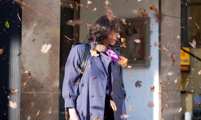 Foto: Kvinne i bakkant av høstblader