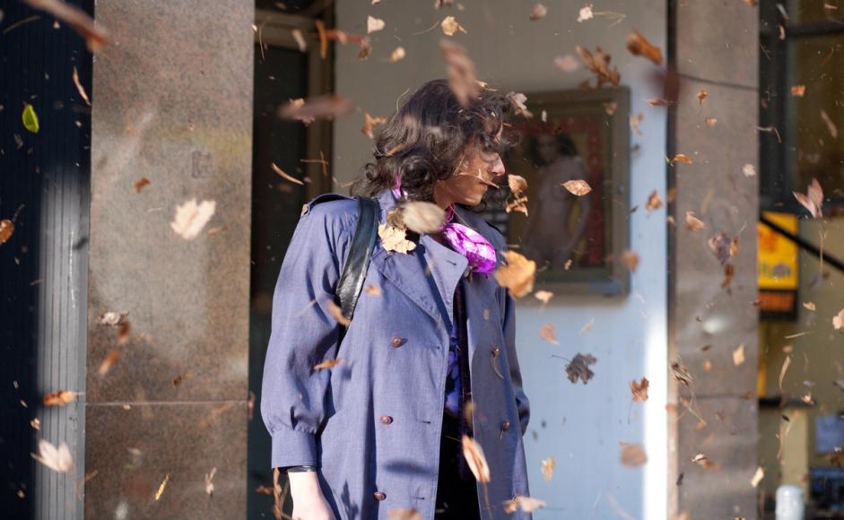 Foto: Kvinne i bakkant av høstblader