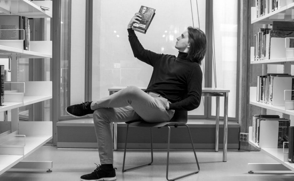 Sigve Wiedswang leser i en bok