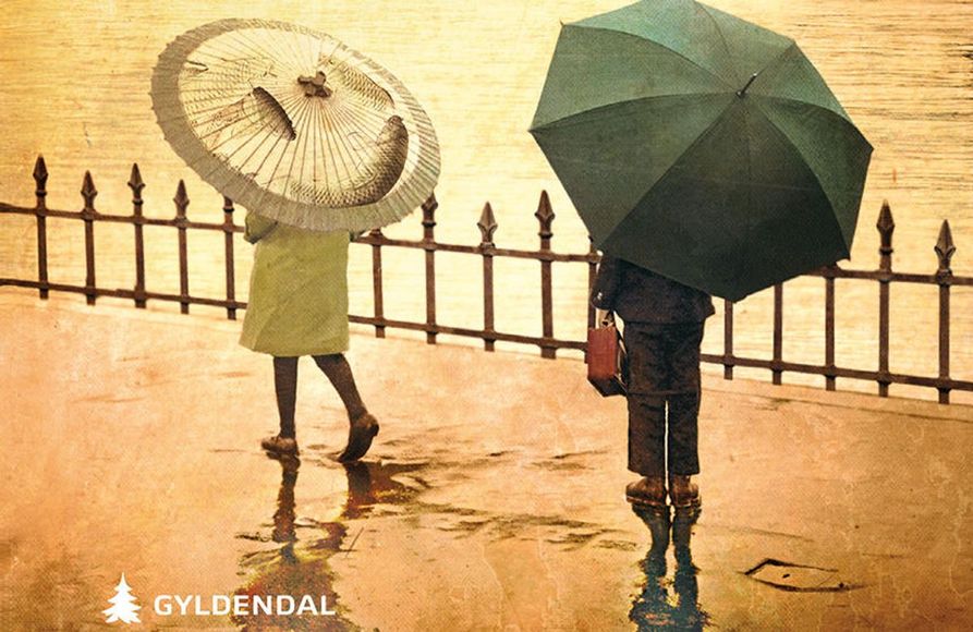 To personer med paraply i regnet