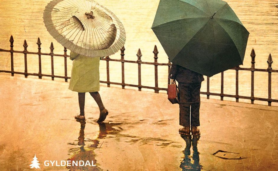 To personer med paraply i regnet