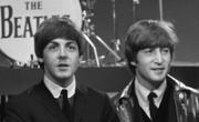 Paul McCartney og John Lennon foto 1964 Wikimedia Commons