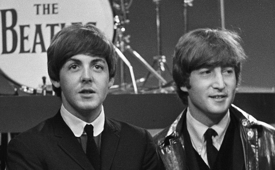 Paul McCartney og John Lennon foto 1964 Wikimedia Commons