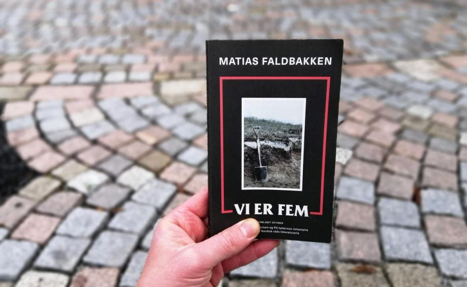 Vi er fem av Matias Faldbakken holdt foran brostein
