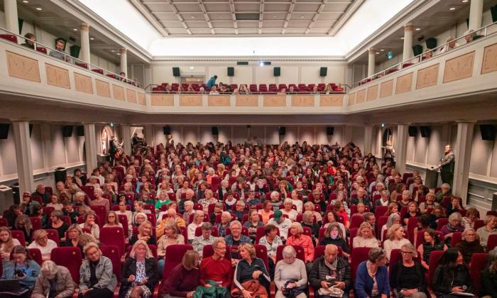 Publikum i kinosal 1 på Sølvberget har bokprat