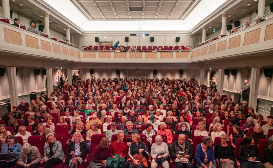 Publikum i kinosal 1 på Sølvberget har bokprat