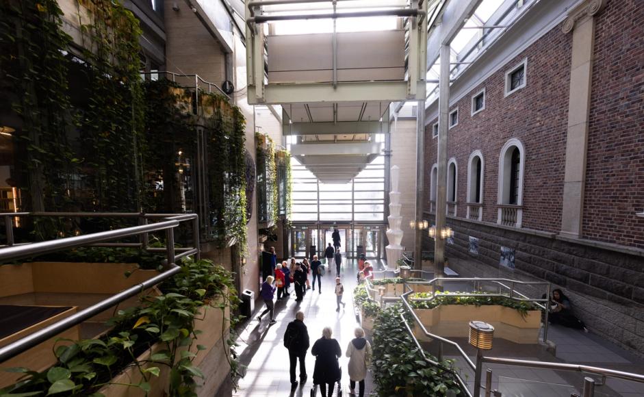Balkonger inne i Sølvberget bibliotek og kulturhus.