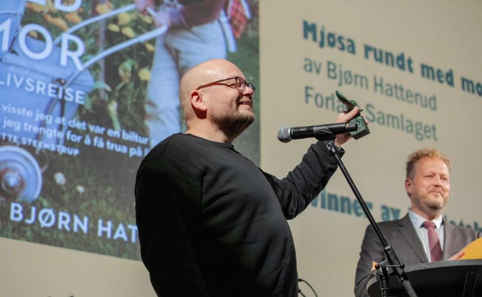 Bjørn Hatterud på scenen fra utdeling av Bibliotekets litteraturpris