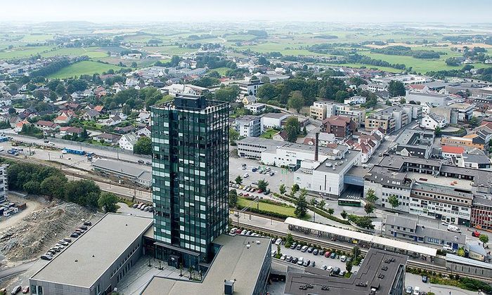 Høyhuset på Bryne (Wikimedia Commons: https://no.wikipedia.org/wiki/Fil:H%C3%B8yhuset_p%C3%A5_Bryne.jpg)