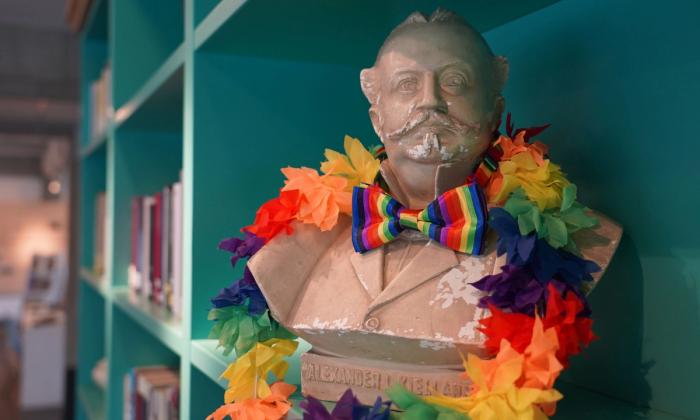 Byste av Kielland med "pridekrans" og sløyfe.
