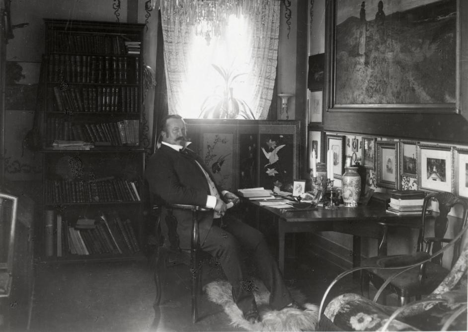 Alexander Kielland sittende i stol