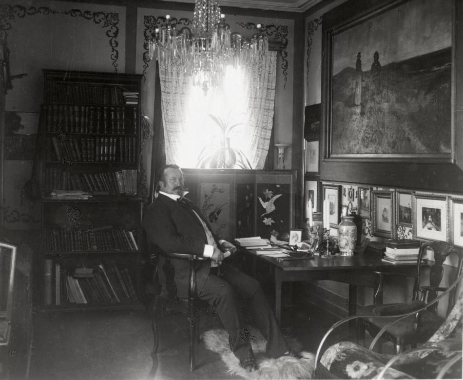 Alexander Kielland sittende i stol