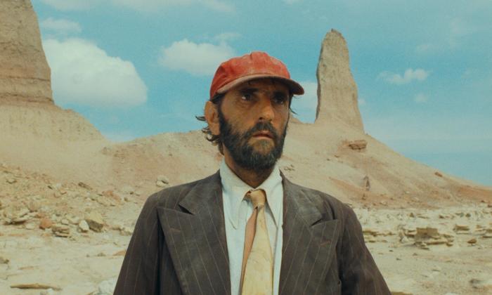 Utsnitt fra filmen "Paris, texas" (1984) en mann er ute i ørkenen.