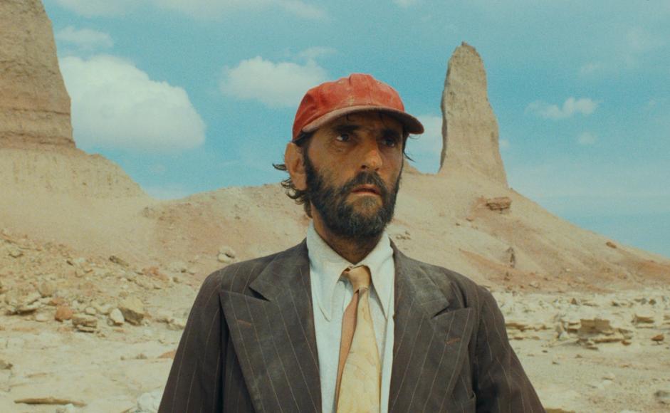 Utsnitt fra filmen "Paris, texas" (1984) en mann er ute i ørkenen.