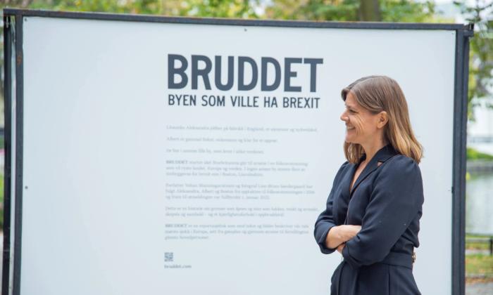 Festivalsjef Siri Odfjell Risdal foran utstillingen "Bruddet" i byparken i Stavanger