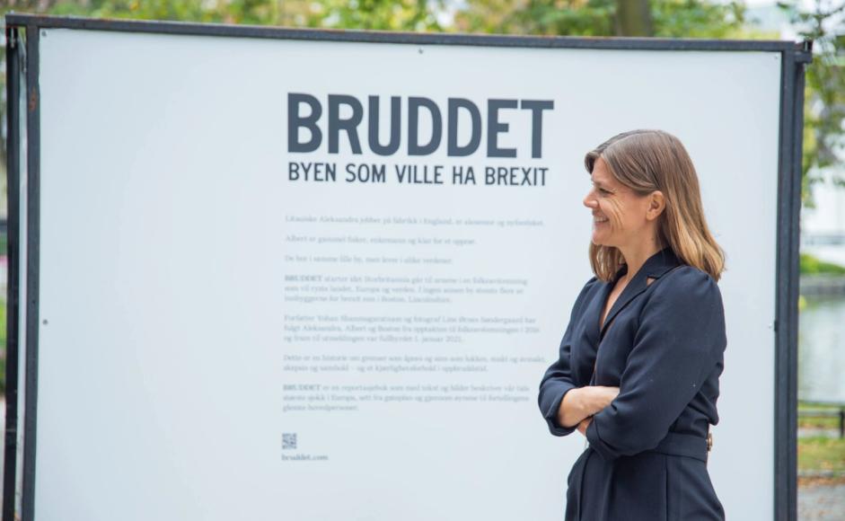 Festivalsjef Siri Odfjell Risdal foran utstillingen "Bruddet" i byparken i Stavanger