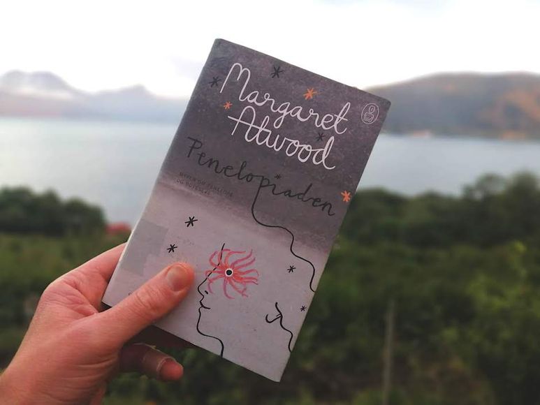 Penelopiaden av Margaret Atwood holdt foran en fjord