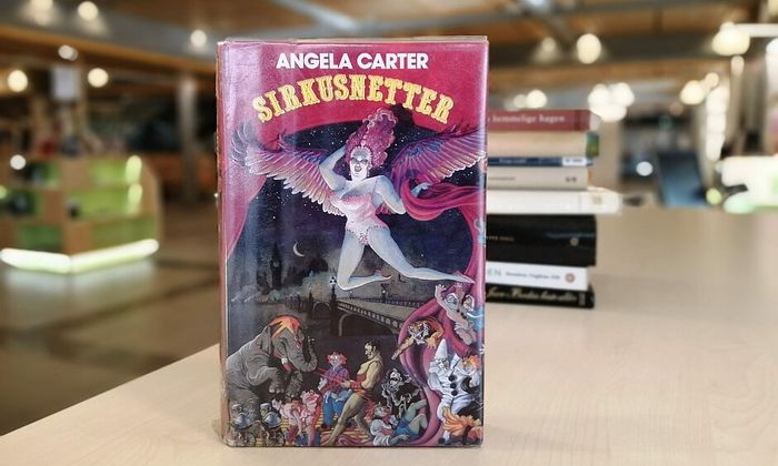 Boka Sirkusnetter av Angela Carter stående på hylle i biblioteket