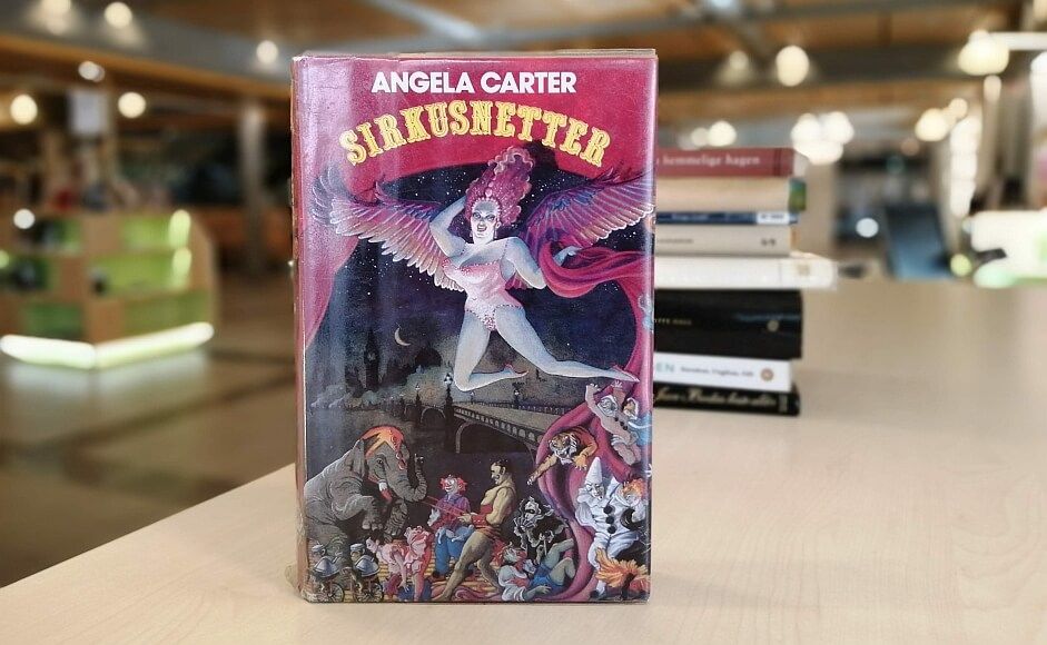 Boka Sirkusnetter av Angela Carter stående på hylle i biblioteket