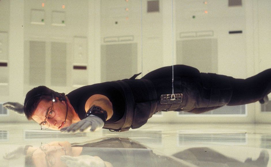 Tom Cruise i Mission impossible hengende over et gulv