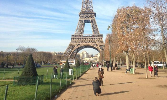 Eiffeltårnet (https://pixabay.com/photos/the-eiffel-tower-paris-france-674160/)