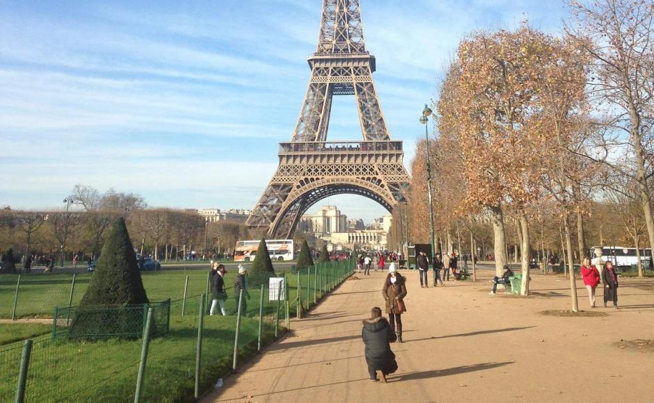 Eiffeltårnet (https://pixabay.com/photos/the-eiffel-tower-paris-france-674160/)