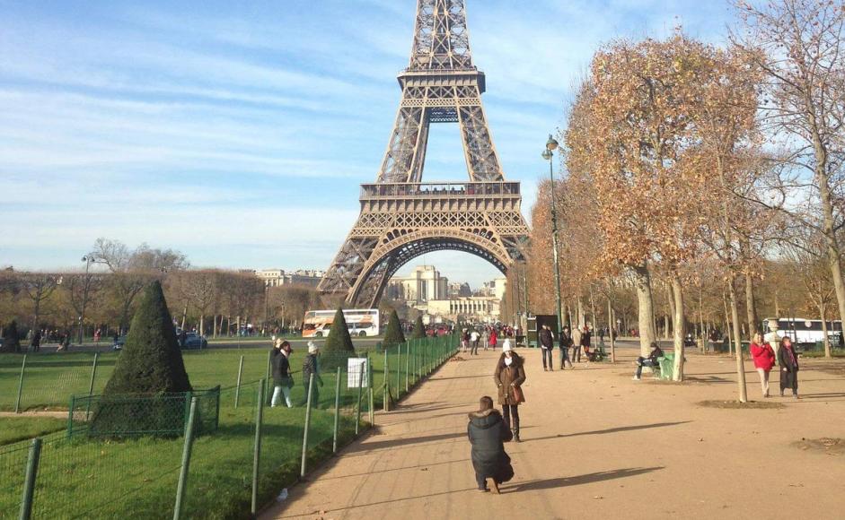 Eiffeltårnet (https://pixabay.com/photos/the-eiffel-tower-paris-france-674160/)