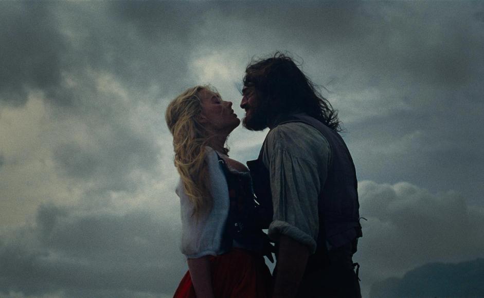 Margot Robbie og Jacob Elordi i filmen Wuthering heights