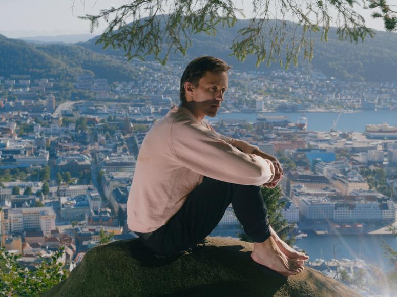 Sondre Lerche sittende på en høyde over Bergen