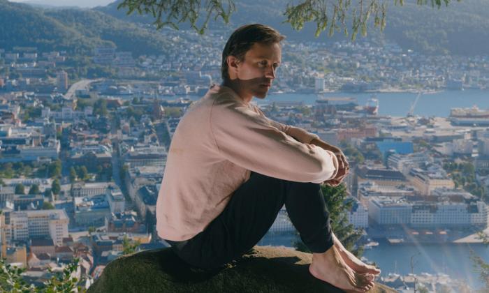 Sondre Lerche sittende på en høyde over Bergen