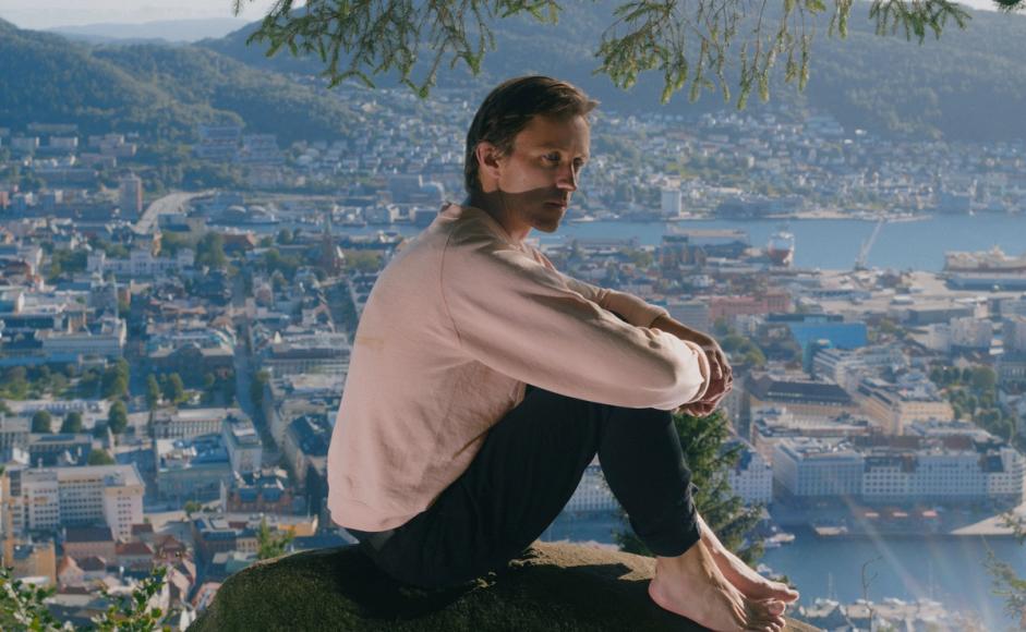 Sondre Lerche sittende på en høyde over Bergen