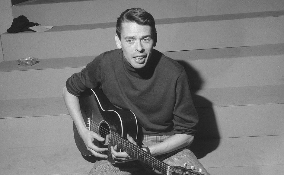 Den belgiske artisten Jacques Brel (Foto: https://commons.wikimedia.org/wiki/File:Jacques_Brel_in_TV-programma_Domino,_Bestanddeelnr_913-6744.jpg)