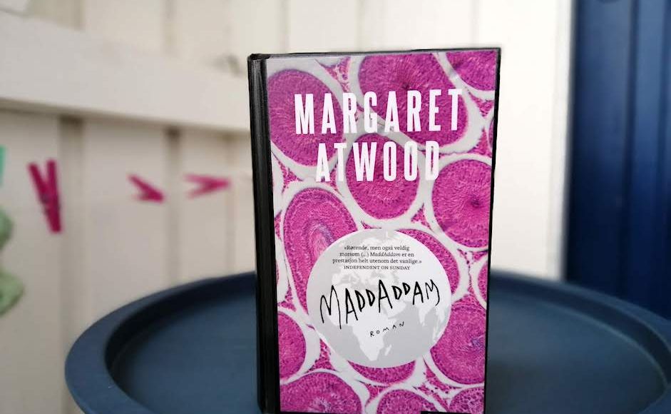 Maddaddam av Margaret Atwood stående på et bord