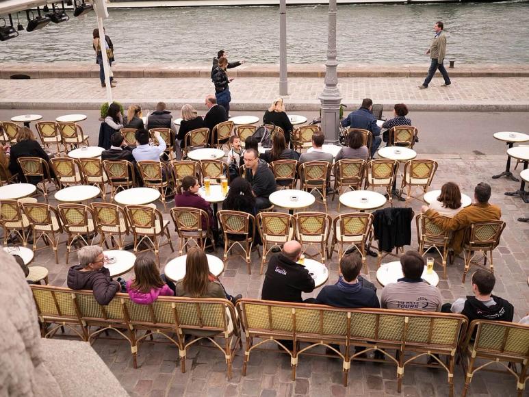 Kafe ved Seinen (Wikimedia Commons)