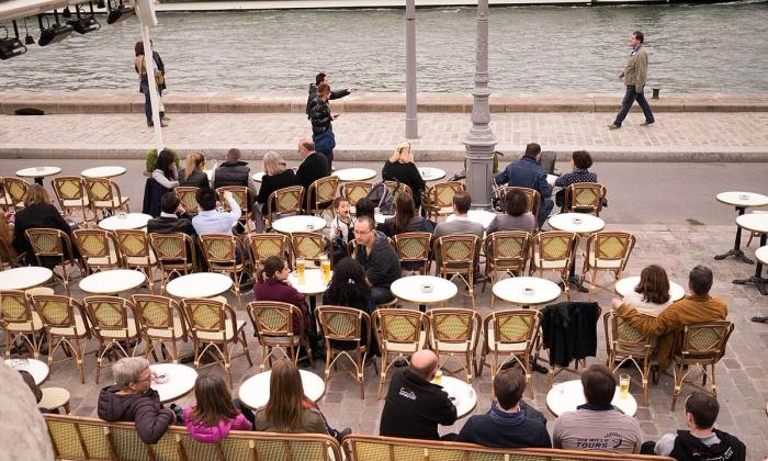 Kafe ved Seinen (Wikimedia Commons)