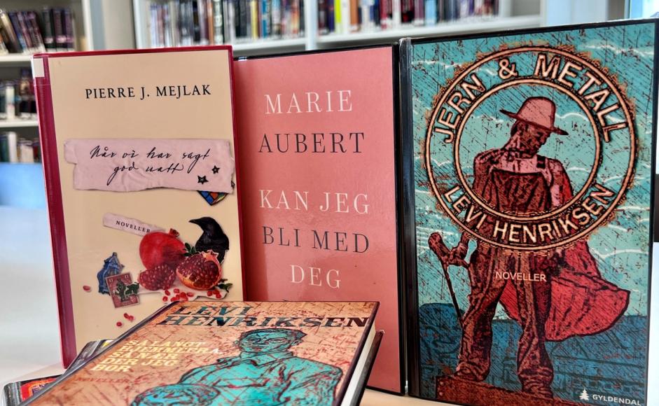 Foto av 4 ulike novellesamlinger på et bord i biblioteket på Sølvberget.