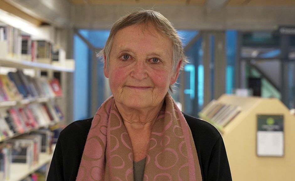 Carolyn Fjeld i Sølvbergets foran bokhyller