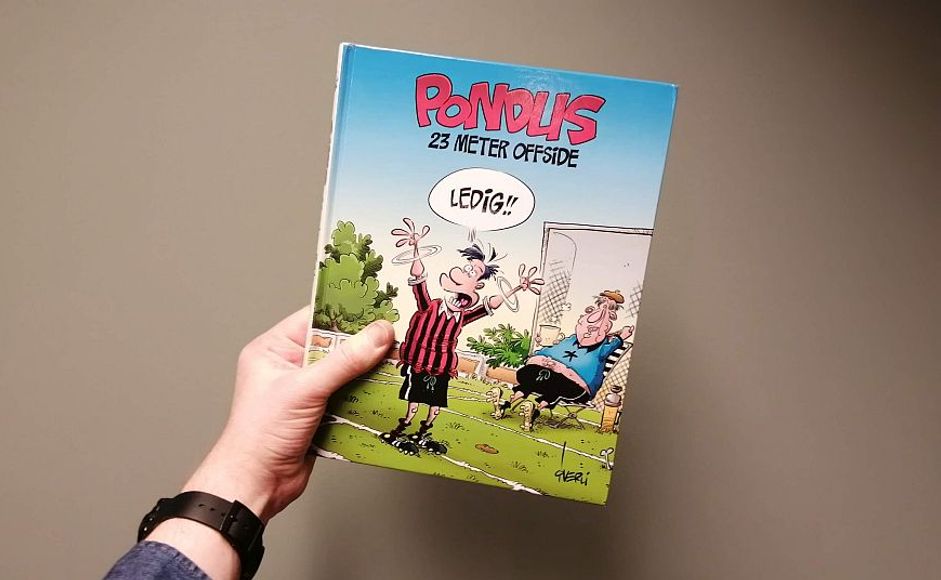 Boka Pondus 23 meter offside holdt foran en murvegg