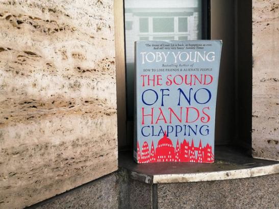Toby Young: The sound of no hands clapping stående på en avsats utenfor Sølvberget