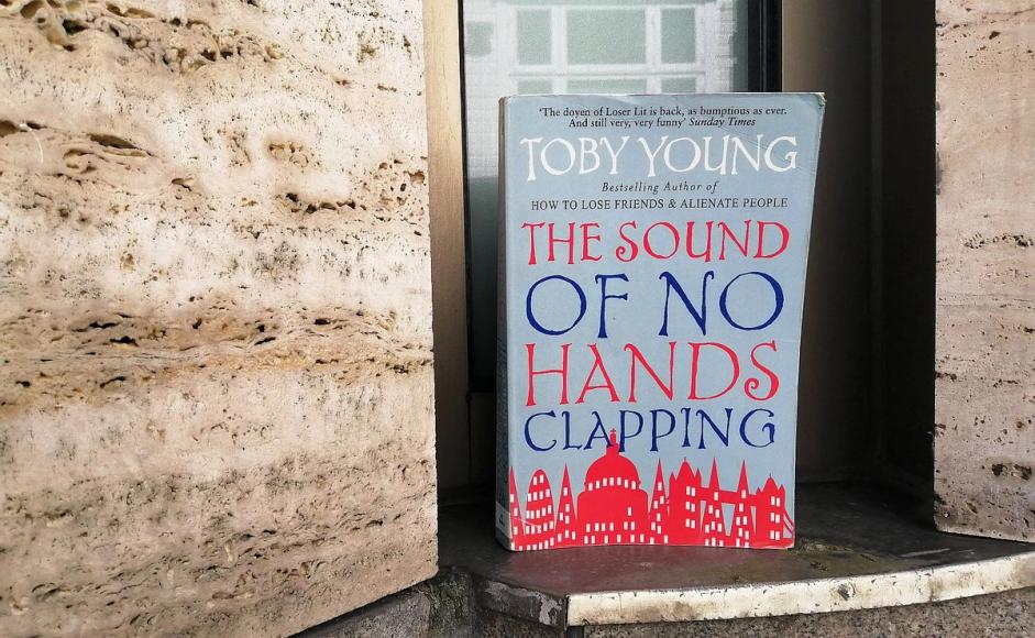Toby Young: The sound of no hands clapping stående på en avsats utenfor Sølvberget