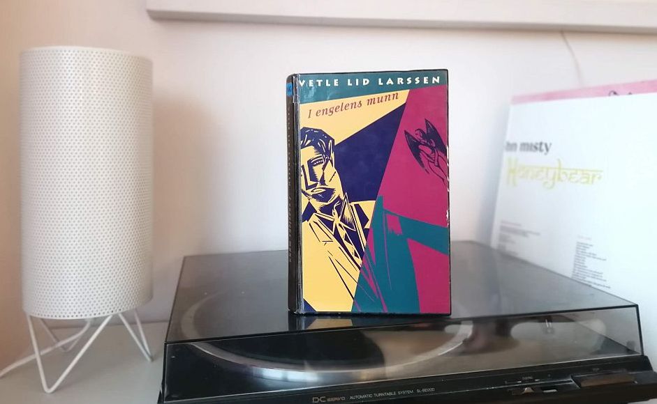 I engelens munn av Vetle Lid Larssen stående på platespiller