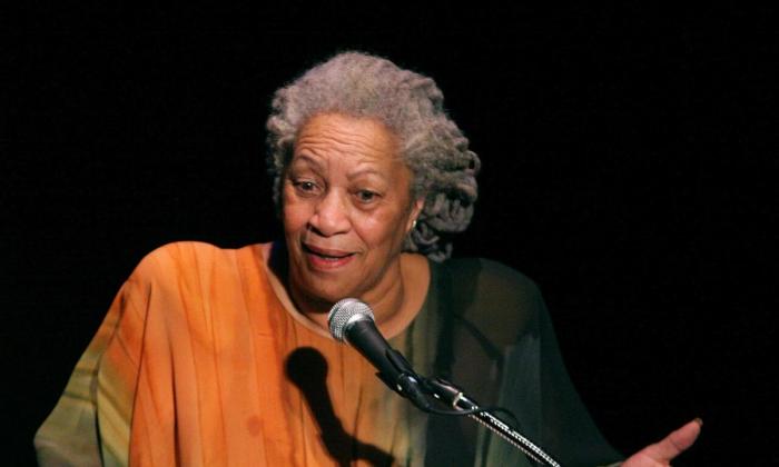 Toni Morrison fotografert i 2008 (foto: Angela Radulesco, Wikimedia Commons, https://commons.wikimedia.org/wiki/File:Toni_Morrison_2008-2.jpg)