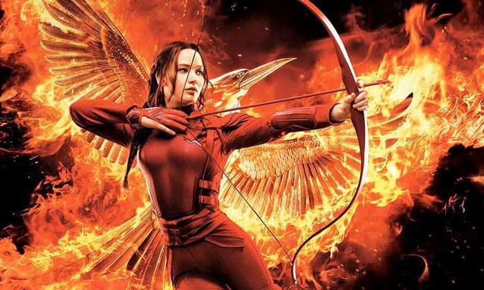 Jennifer Lawrence skyter med piul og bue i Hunger Games