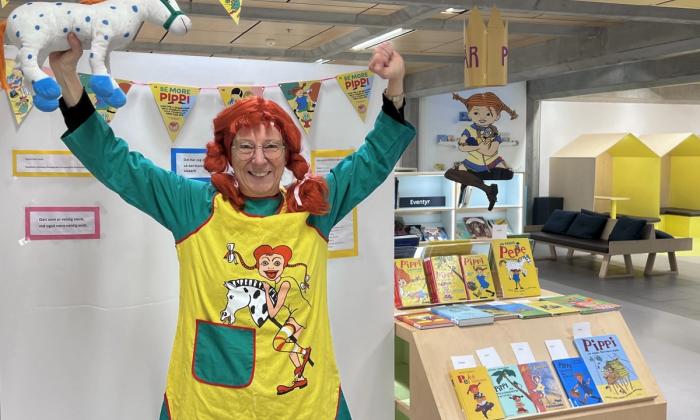 Ansatt i biblioteket utkledd som Pippi Langstrømpe som fyller 80 år i 2025.