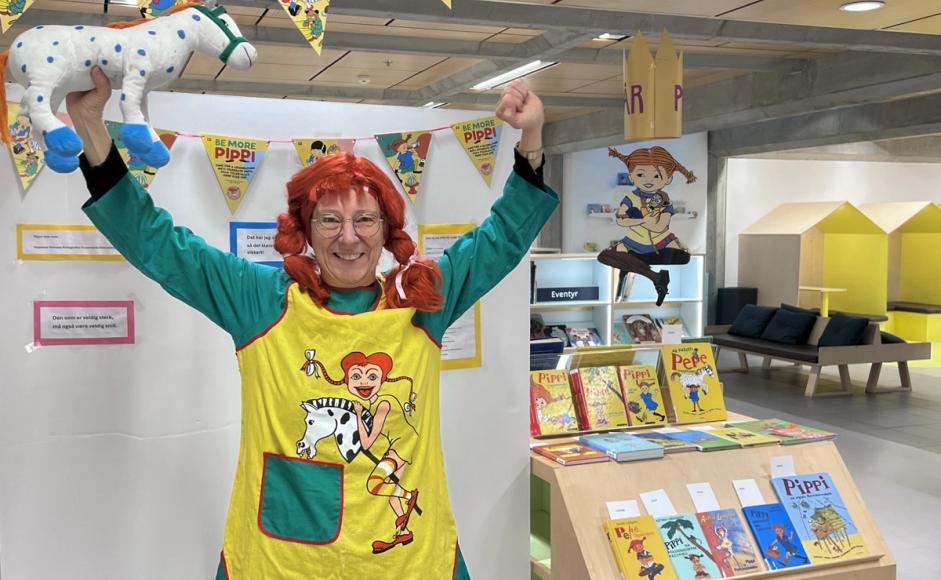 Ansatt i biblioteket utkledd som Pippi Langstrømpe som fyller 80 år i 2025.