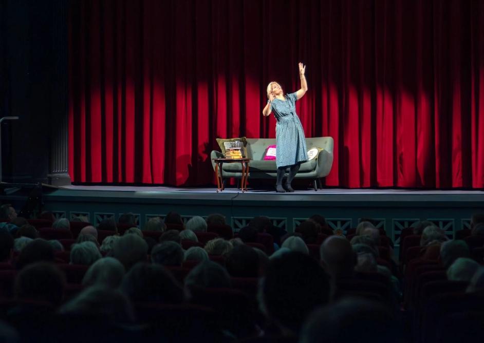 Skuespiller Liv Gulbrandsen på scenen under forestillingen "Hold kjeft, det er Ibsen" på Kapittel 23.